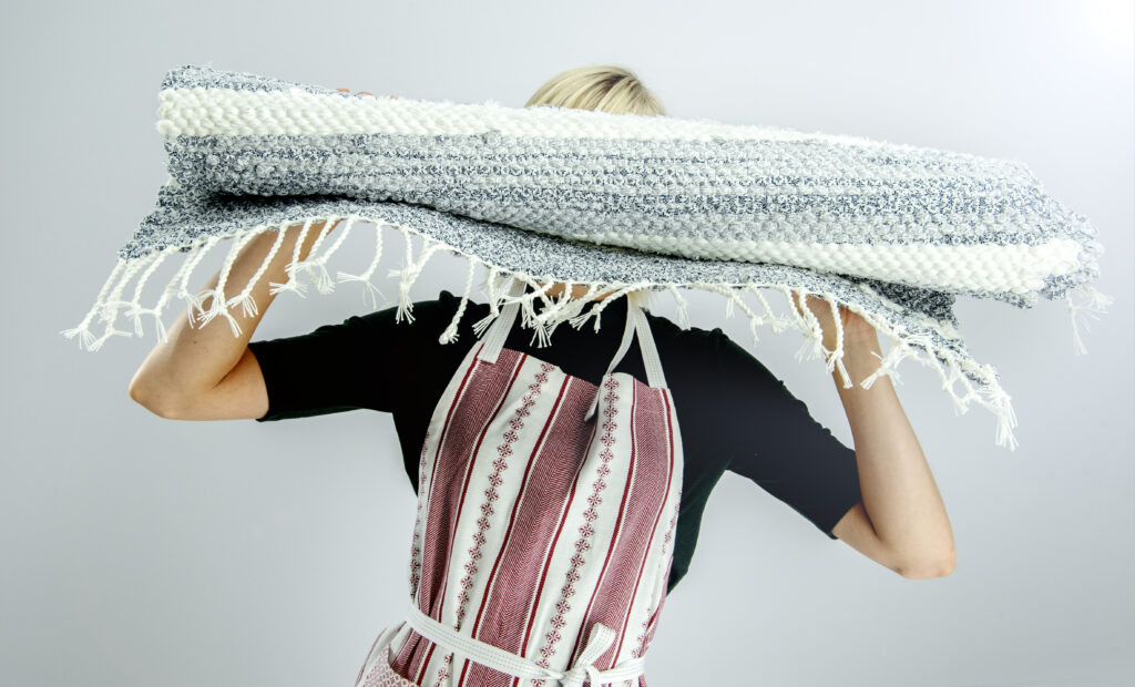 Mattorna är vävda av påslakan Anna Bilén sålde till sina kunder 2015 för 1 195 kr. Varje matta består av två uttjänta påslakan och såldes på nytt för 5 500 kr, vilket innebär att värdet på textilierna mer än fördubblats genom den cirkulära remaken. 